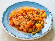 Рецепта Яхния от пилешки бутчета с грах, моркови, картофи, пресен зелен лук и домати